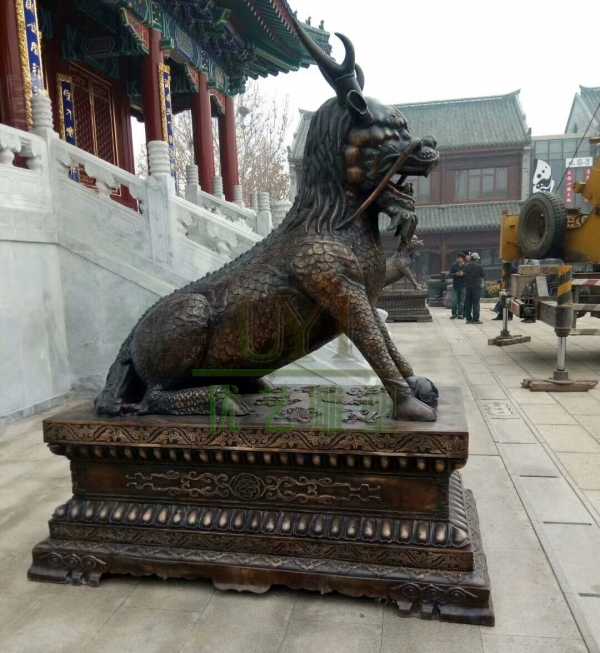 居宗教廟堂之高，擇黃銅麒麟雕塑守業(yè)