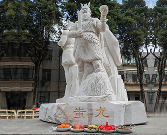 云南石雕黃帝、炎帝、蚩尤雕塑安裝效果展示