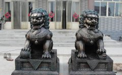 銅獅子雕塑應(yīng)該怎樣擺放？