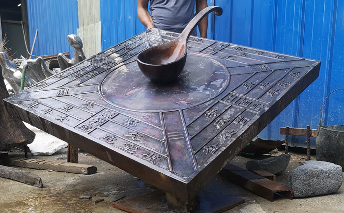 銅羅盤(pán)雕塑